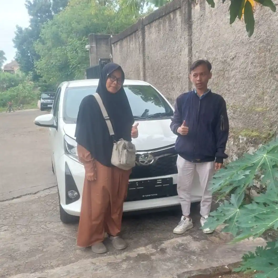 Foto serah terima unit Ibu Nurhayati